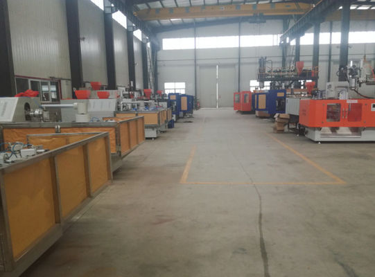 เครื่องเป่าขวดพลาสติก LDPE 1 ลิตร 2000 กก. เครื่องทำขวดพีวีซี 8 สถานี